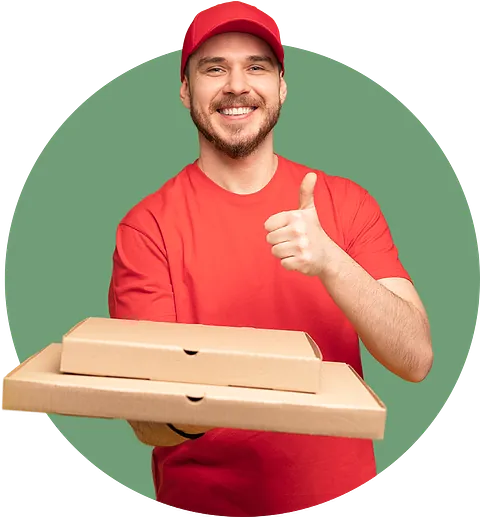 Foto eines glücklichen Mannes vom Lieferservice in rotem T-Shirt und Mütze, der eine Essensbestellung aufgibt und eine Pizzaschachtel in der Hand hält.